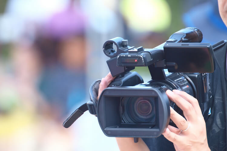 大手企業が商品解説の動画制作を本格化しています。最近ではAIツールでも簡単に映像作品が作れるようになりました。カタログや書類を読む顧客のストレスを解消し、画像や映像による100倍の視角表現で顧客満足度の向上を目指しましょう。